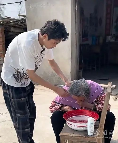 DƬ